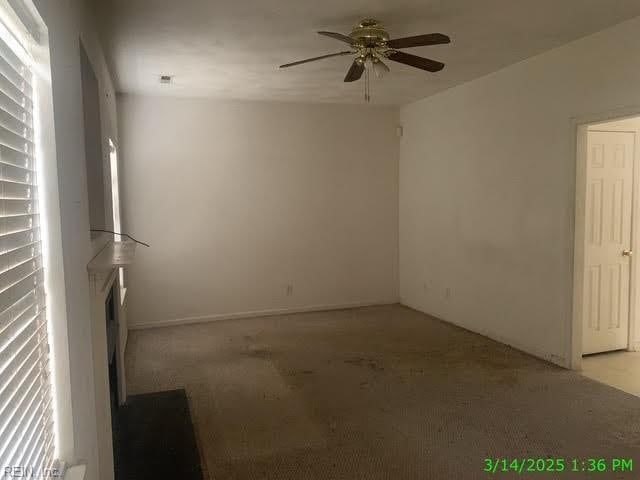 empty room featuring ceiling fan