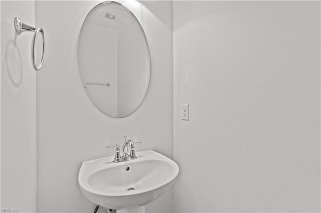 bathroom featuring a sink
