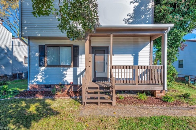 2118 Madison Ave, Newport News, VA 23607 - view of front of home with covered porch, a front yard, crawl space, and fence