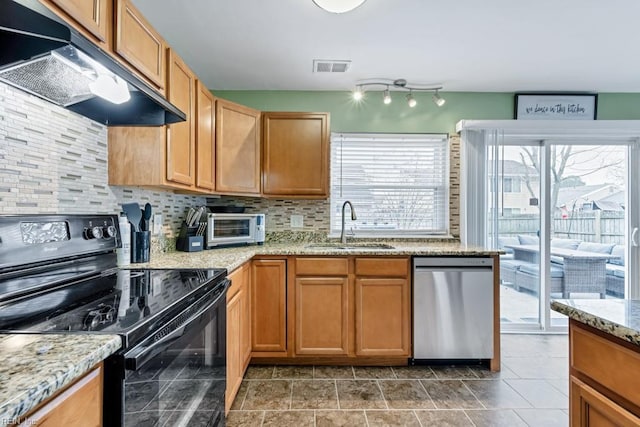 kitchen featuring black range with electric stovetop, under cabinet range hood, dishwasher, decorative backsplash, and a sink