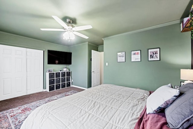 carpeted bedroom featuring ceiling fan, a closet, baseboards, and ornamental molding