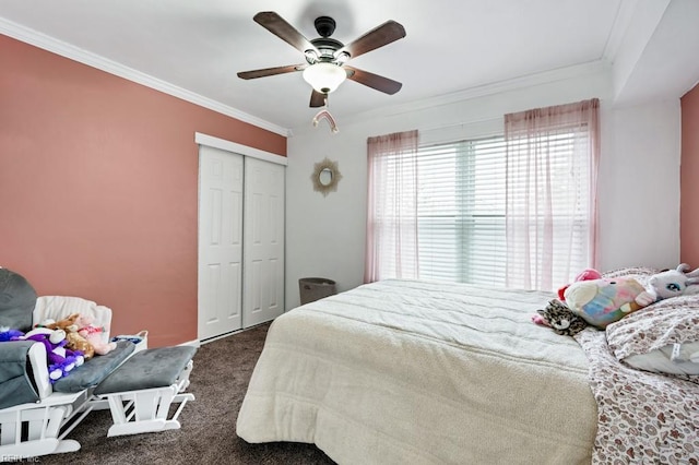 bedroom with ceiling fan, a closet, carpet, and ornamental molding