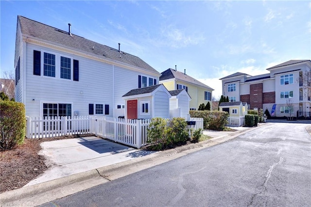 view of front of house with a fenced front yard