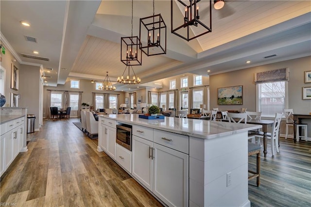 kitchen featuring dark wood-style floors, open floor plan, visible vents, and an inviting chandelier