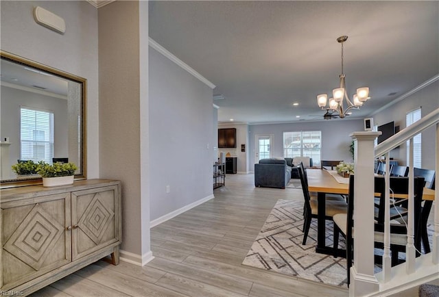 dining space featuring light wood-style flooring, a chandelier, crown molding, baseboards, and recessed lighting