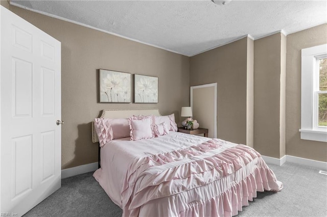 bedroom featuring carpet flooring, baseboards, and a textured ceiling