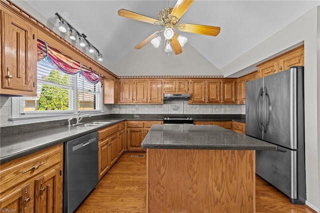 4825 Berrywood Rd, Virginia Beach, VA 23464 - kitchen featuring a sink, stainless steel appliances, vaulted ceiling, under cabinet range hood, and light wood-style floors