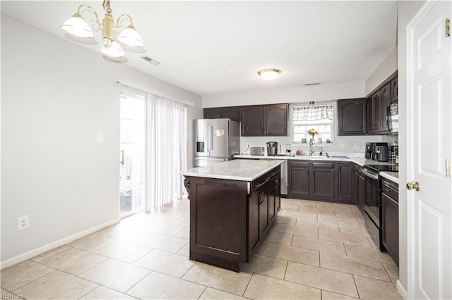 kitchen with visible vents, a sink, a chandelier, light countertops, and appliances with stainless steel finishes