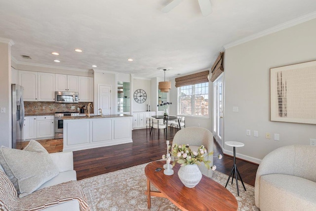 living room with recessed lighting, baseboards, dark wood-style floors, and ornamental molding