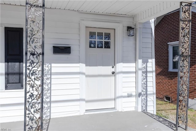 property entrance featuring crawl space