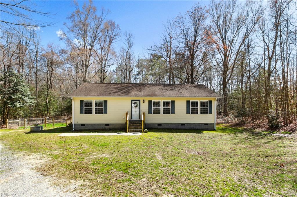 view of front of property featuring crawl space, fence, and a front lawn