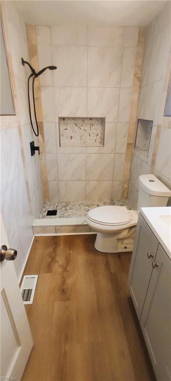 1116 Faubus Dr, Newport News, VA 23605 - bathroom with tile walls, visible vents, toilet, and tiled shower