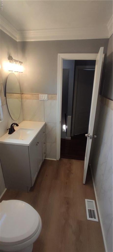 1116 Faubus Dr, Newport News, VA 23605 - bathroom with crown molding, vanity, wood finished floors, visible vents, and tile walls