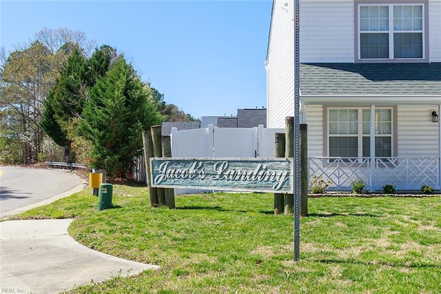 community / neighborhood sign featuring a lawn