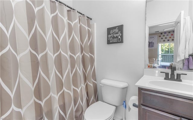 full bath featuring toilet, vanity, and a shower with shower curtain