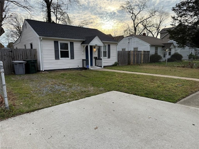 816 Westwood Ave, Hampton, VA 23661 - bungalow-style house featuring a front yard and fence