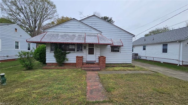 380 Hobson Ave, Hampton, VA 23661 - bungalow with a front lawn and fence