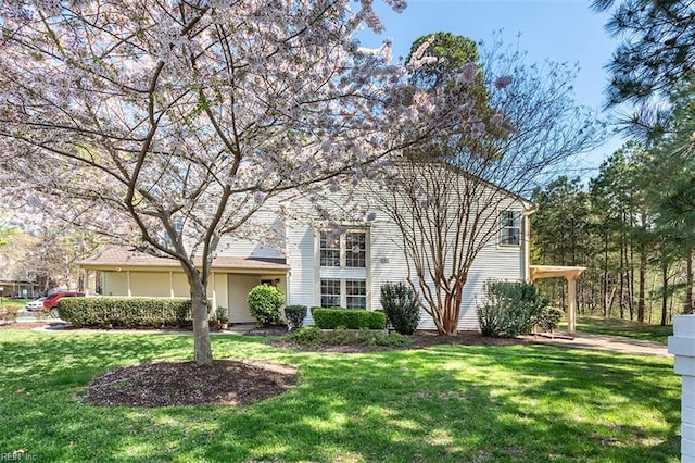 view of front facade with a front lawn