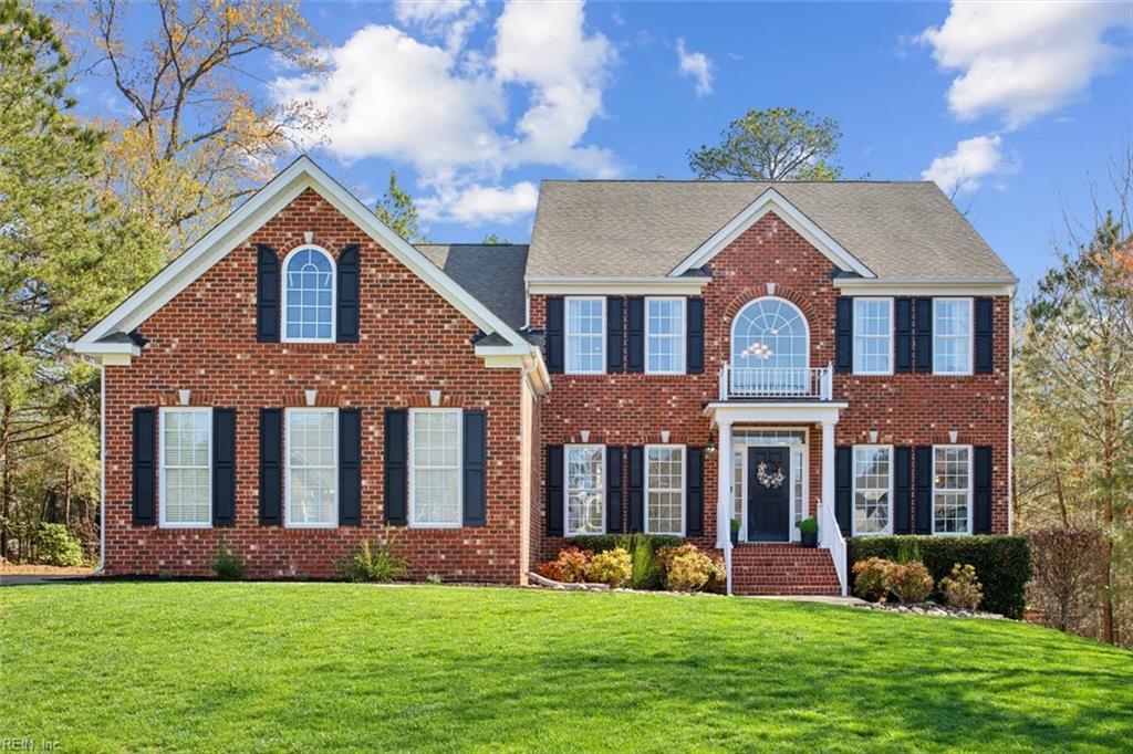 view of front of property featuring brick siding and a front yard