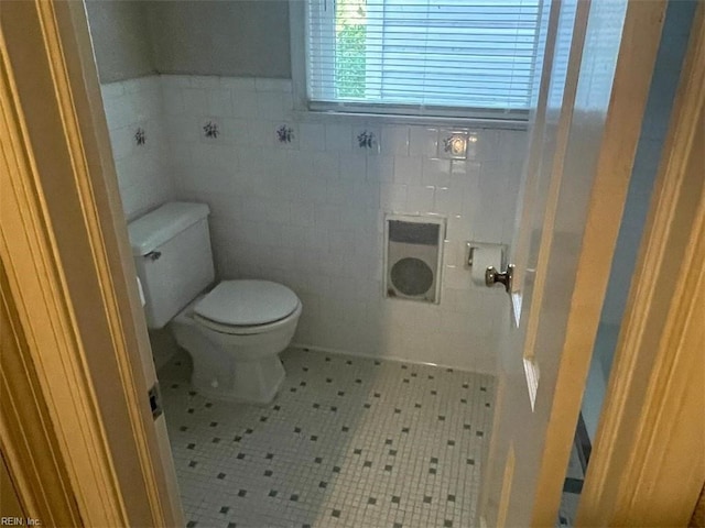 418 Pin Oak Rd, Newport News, VA 23601 - bathroom with toilet and tile walls