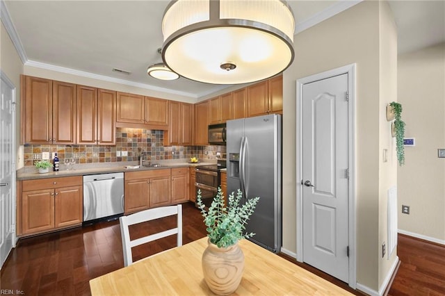 kitchen featuring crown molding, dark wood-style flooring, decorative backsplash, a sink, and appliances with stainless steel finishes