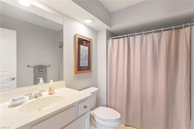 full bath with toilet, a shower with shower curtain, and vanity
