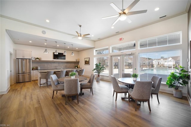 dining room with ceiling fan, light wood-style floors, recessed lighting, visible vents, and ornamental molding