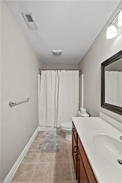 bathroom featuring a textured ceiling, vanity, visible vents, toilet, and a shower with shower curtain