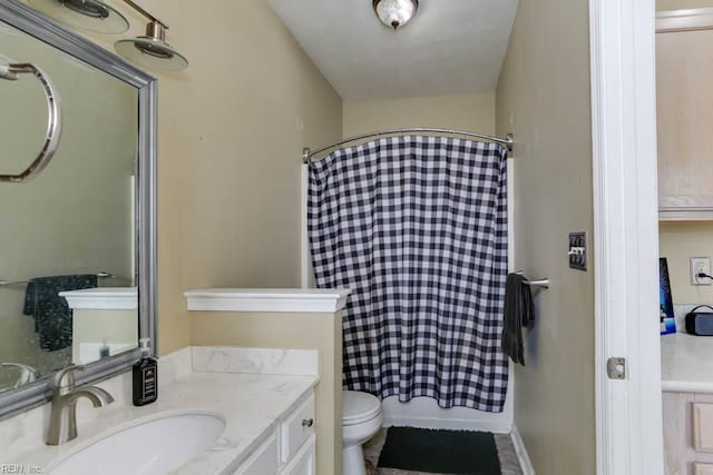 full bath with shower / tub combo with curtain, vanity, and toilet
