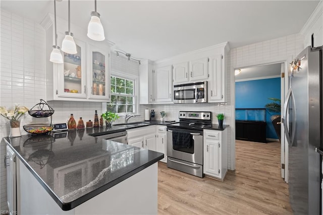 943 Tabb Lakes Dr, Yorktown, VA 23693 - kitchen featuring a sink, white cabinets, a peninsula, and stainless steel appliances