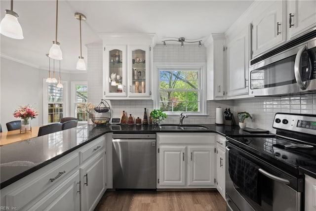 943 Tabb Lakes Dr, Yorktown, VA 23693 - kitchen featuring a sink, ornamental molding, white cabinets, and stainless steel appliances