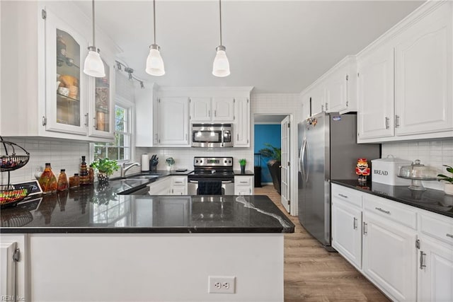 943 Tabb Lakes Dr, Yorktown, VA 23693 - kitchen with backsplash, a sink, white cabinetry, and stainless steel appliances