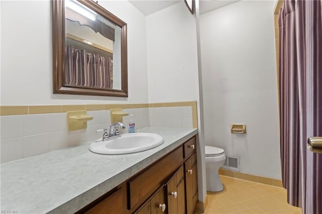 bathroom featuring visible vents, toilet, a shower with shower curtain, and vanity