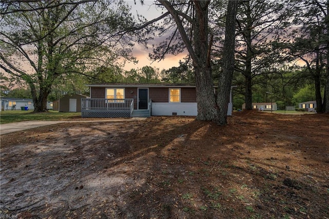 view of front of home with dirt driveway
