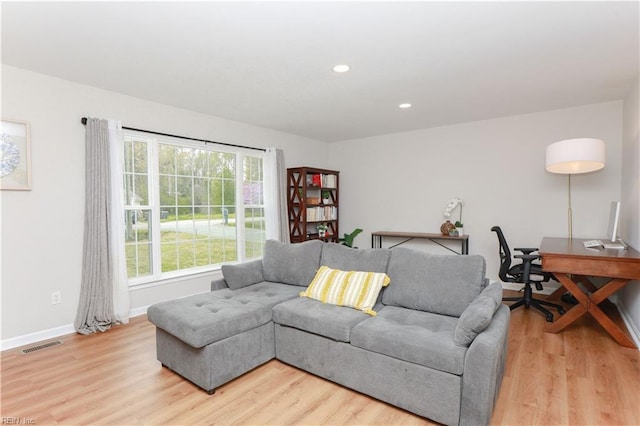 living area with light wood-style flooring, baseboards, visible vents, and recessed lighting