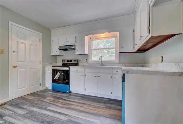 kitchen with stainless steel electric range oven, white cabinetry, under cabinet range hood, wood finished floors, and a sink