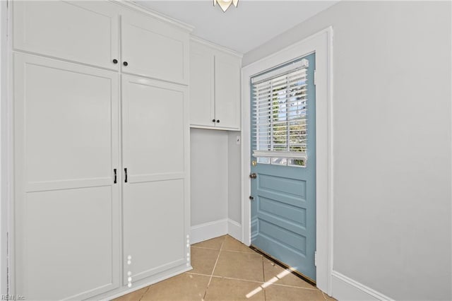 entryway featuring light tile patterned floors and baseboards