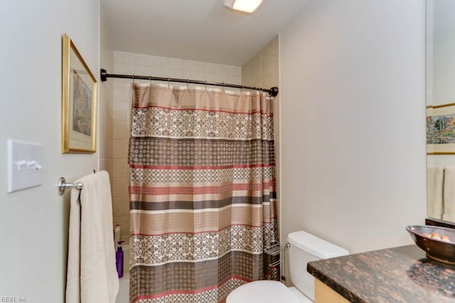 full bath featuring vanity, curtained shower, and toilet