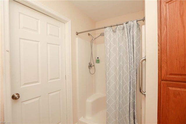 bathroom with curtained shower