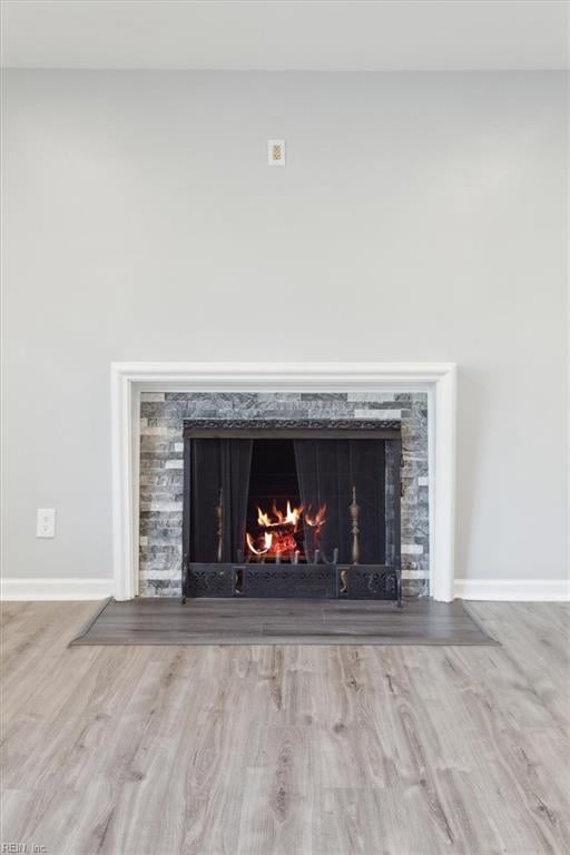122 Kendall Dr, Newport News, VA 23601 - interior details featuring wood finished floors, baseboards, and a warm lit fireplace