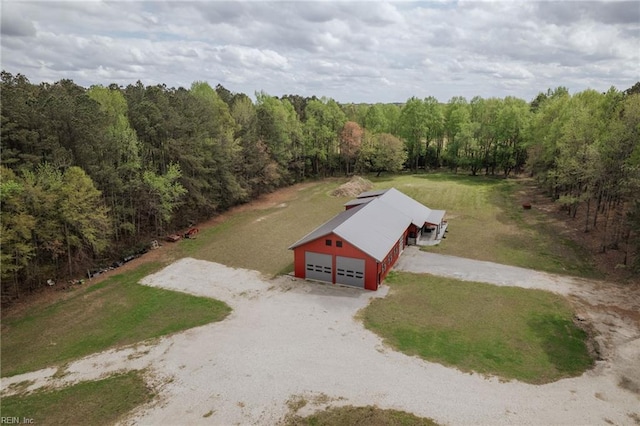 birds eye view of property featuring a forest view