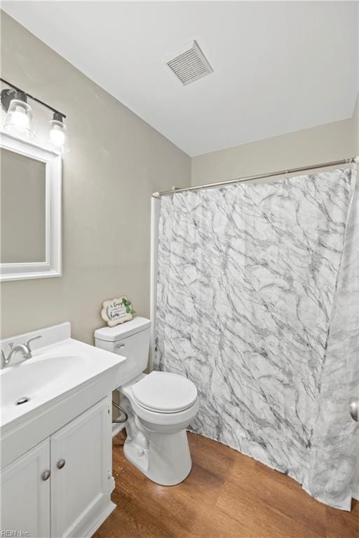 105 Ireland St, Hampton, VA 23663 - full bathroom featuring visible vents, curtained shower, toilet, vanity, and wood finished floors