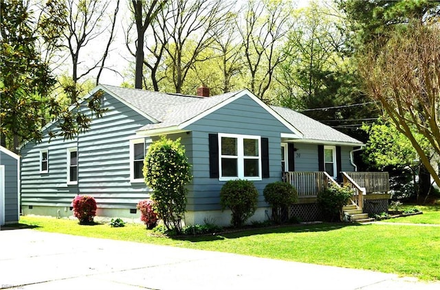 view of front of property featuring a shingled roof, driveway, crawl space, and a front lawn