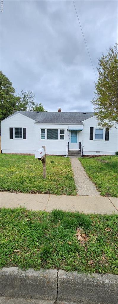 single story home featuring a front yard