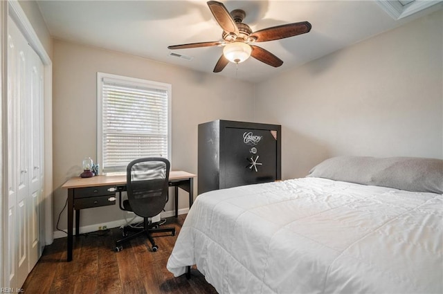 bedroom featuring a closet, ceiling fan, visible vents, baseboards, and dark wood-style floors
