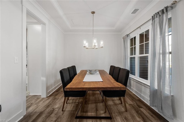 dining area featuring a tray ceiling, visible vents, dark wood-type flooring, baseboards, and a chandelier
