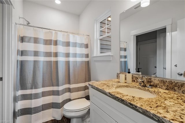 full bath with vanity, a shower with curtain, toilet, visible vents, and recessed lighting