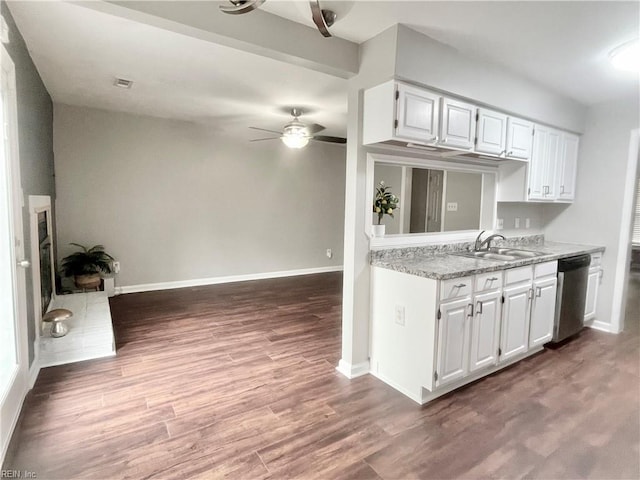 kitchen featuring stainless steel dishwasher, a ceiling fan, wood finished floors, a sink, and white cabinetry