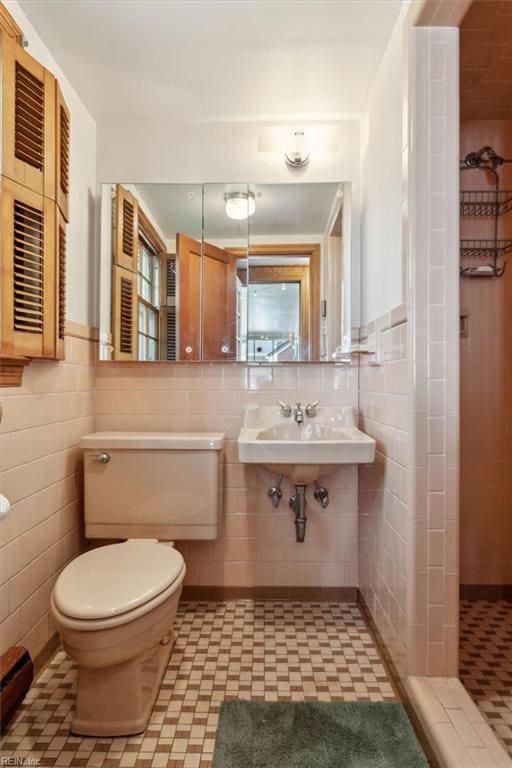 24 Holly Dr, Newport News, VA 23601 - full bathroom featuring a baseboard heating unit, tile patterned floors, a tile shower, tile walls, and toilet