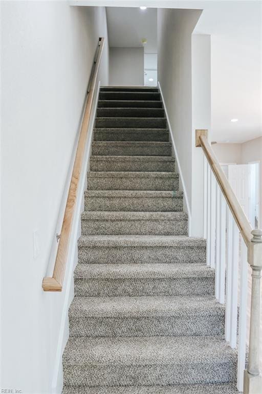 404 Hogart St, Franklin, VA 23851 - stairway with baseboards